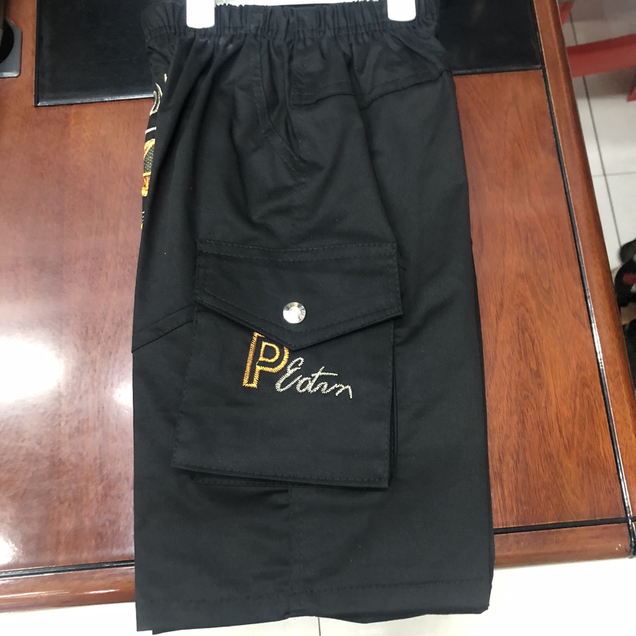 The new solid-color men's casual pants for summer are trendy and versatile