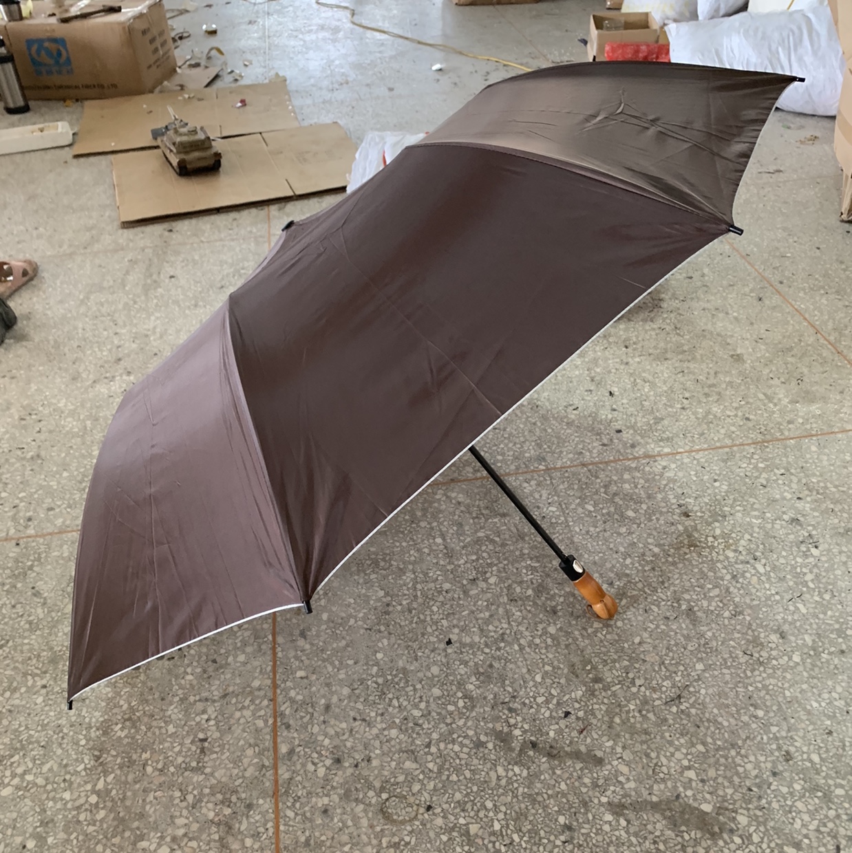 70*8K自动二折高尔夫银胶木头柄伞（咖啡色）