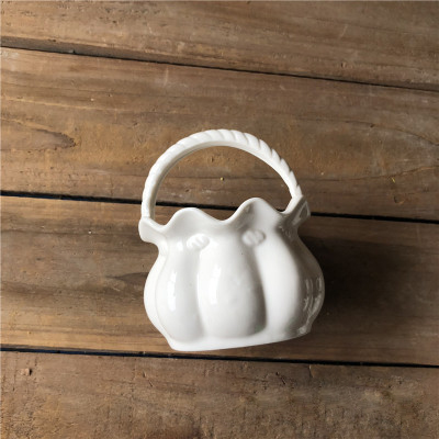 Wholesale creative flower baskets, ceramic ornaments, European-style white decorative items, home living room coffee tables, ceramic handicrafts Item Picture