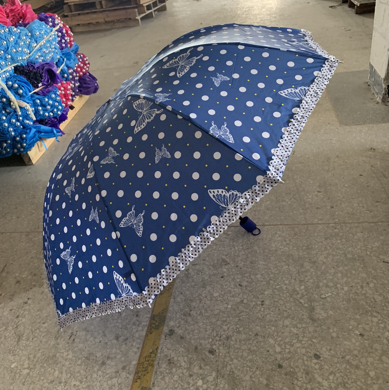 70*10K三折反向蝴蝶花边伞（藏青色）产品图