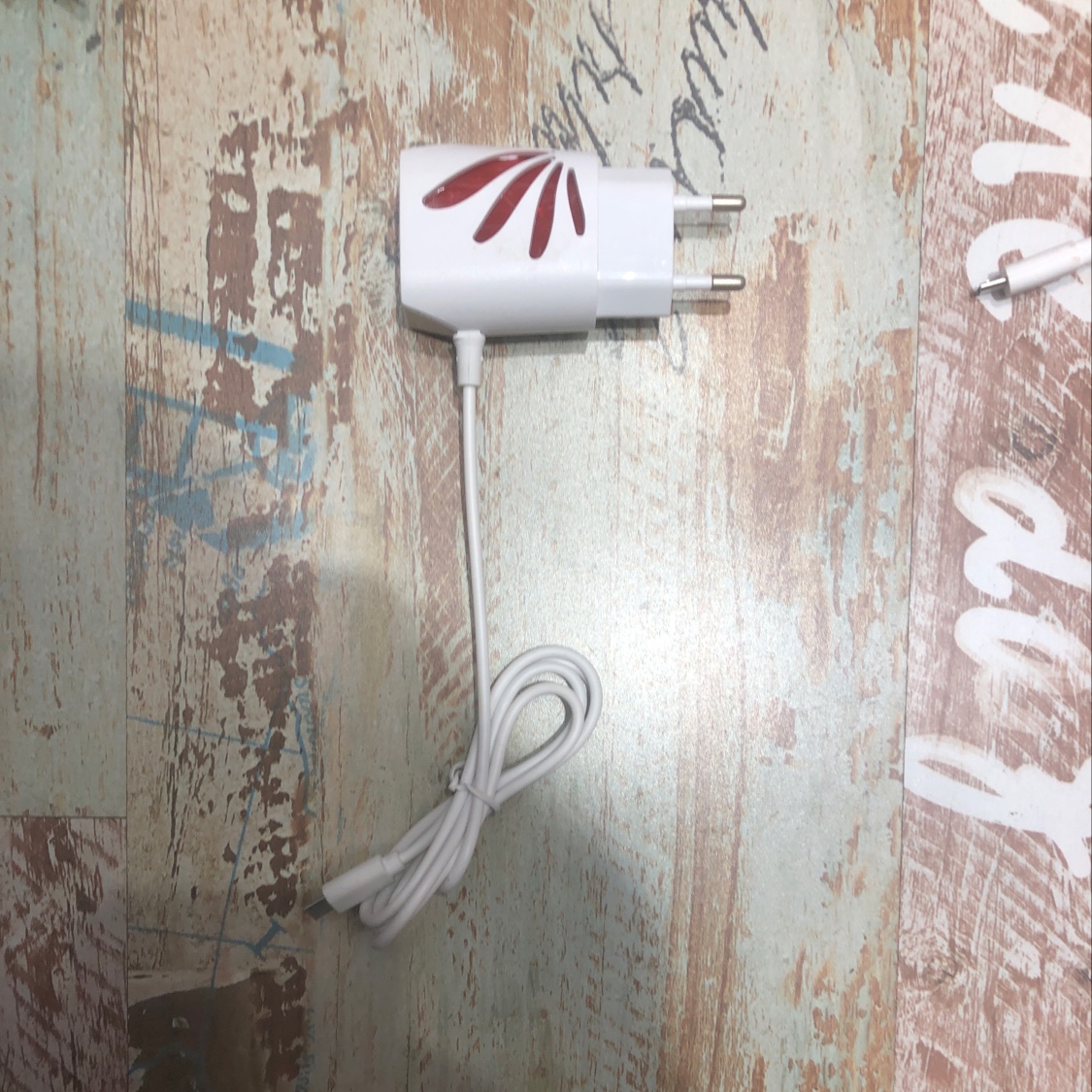 红色条纹插头充