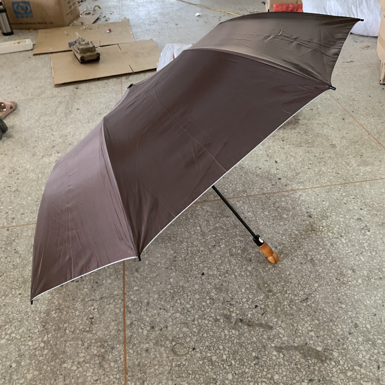 70*8K自动二折高尔夫银胶木头柄伞（咖啡色）产品图