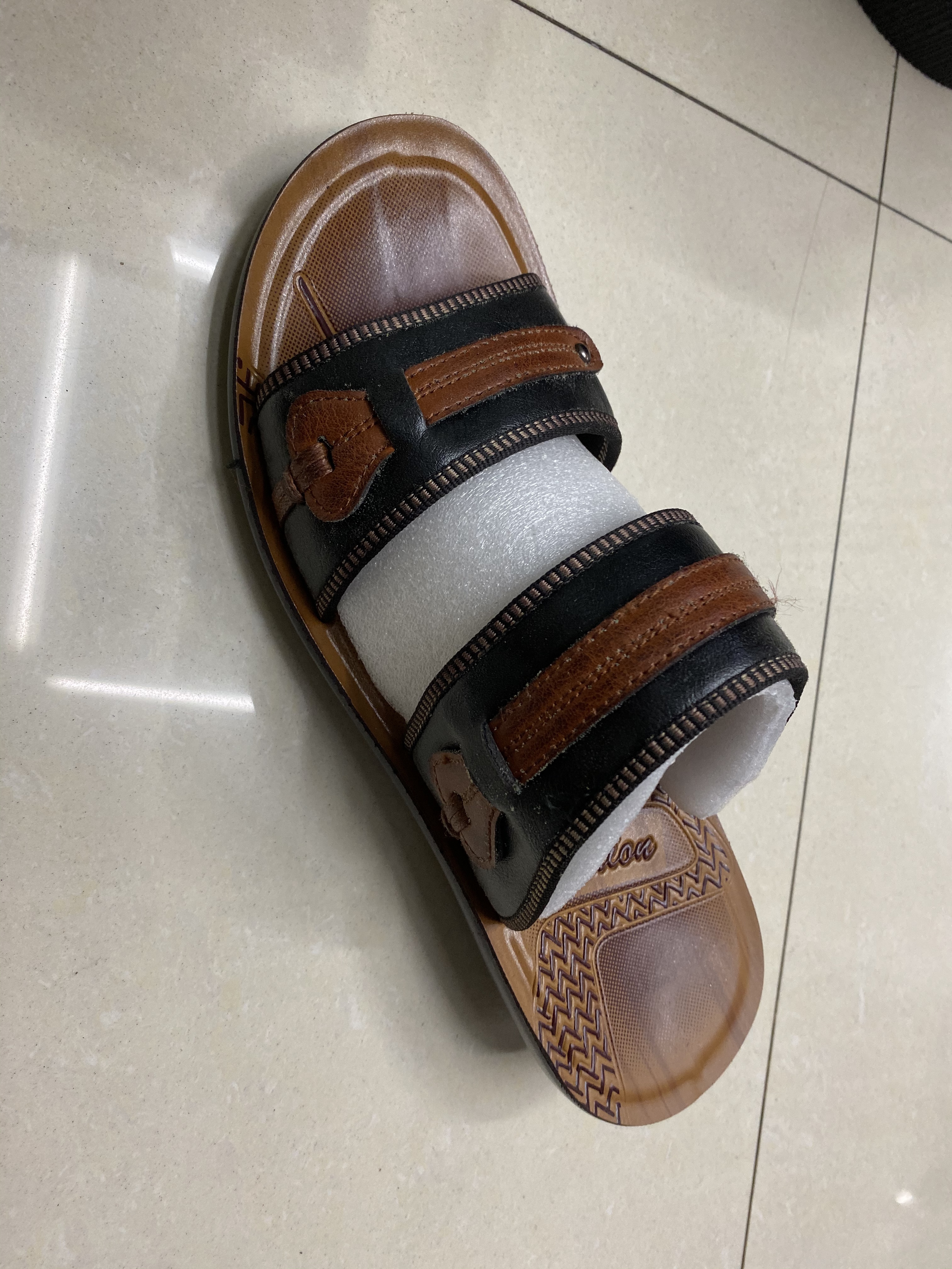 Men's sandals, slippers, and plastic sets details Picture