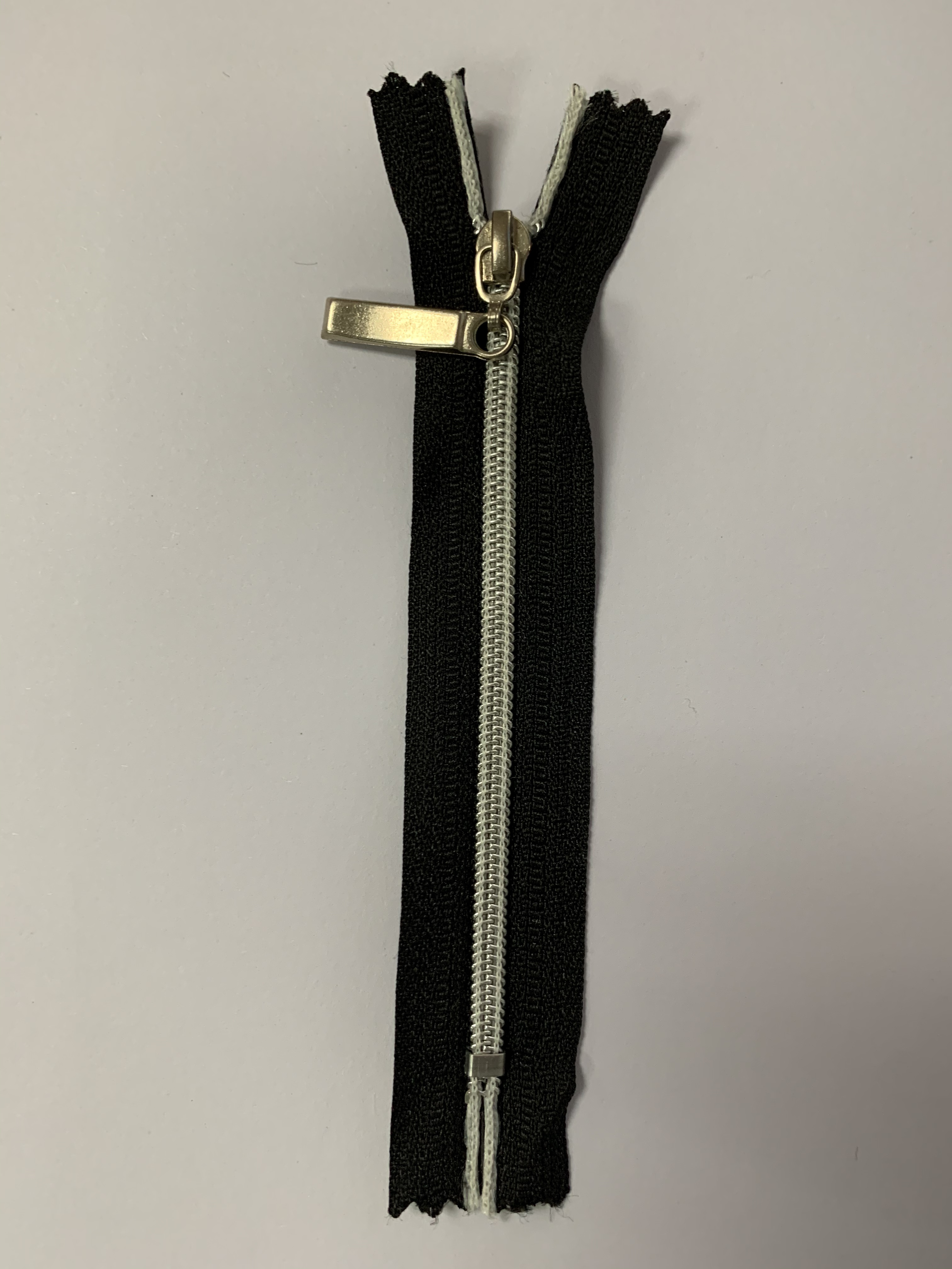 No. 4 nylon silver-toothed closed mouth decorative pull head Application Scenario