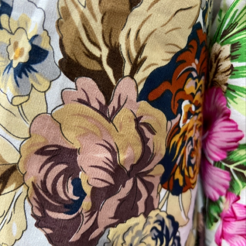 Brown Cotton Poplin With Large Flower On White Background For Uniform Rolling Cloth Cotton Plain Silk Color Silk details Picture