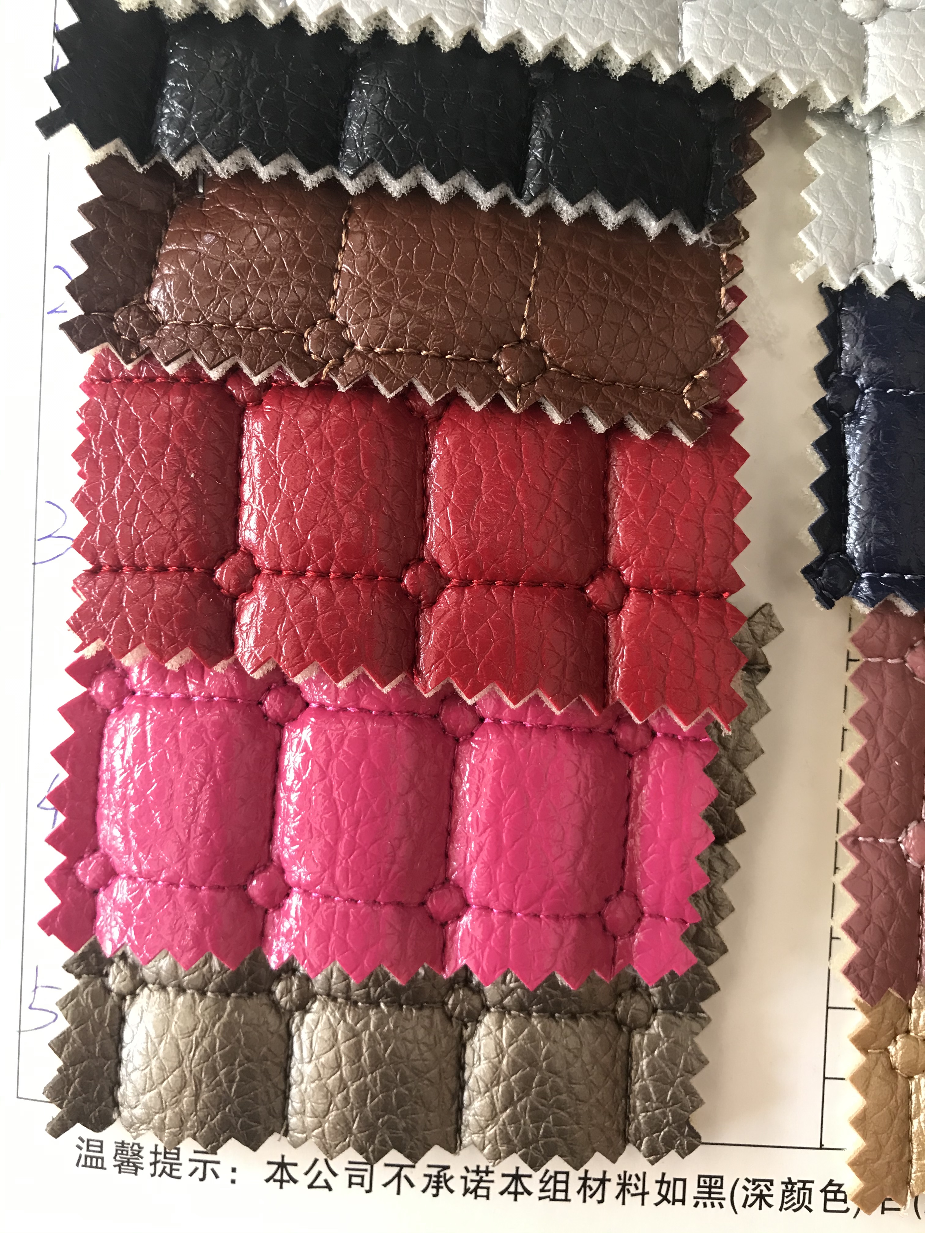 工厂直销0.8厚荔枝纹皮革亮光绣花四方格加圆圈绗缝1.8公分格子纹加小圆圈3公分厚海绵弹力起泡布适用于单拉包双拉包喜庆工艺品沙发椅子家装软硬包产品图