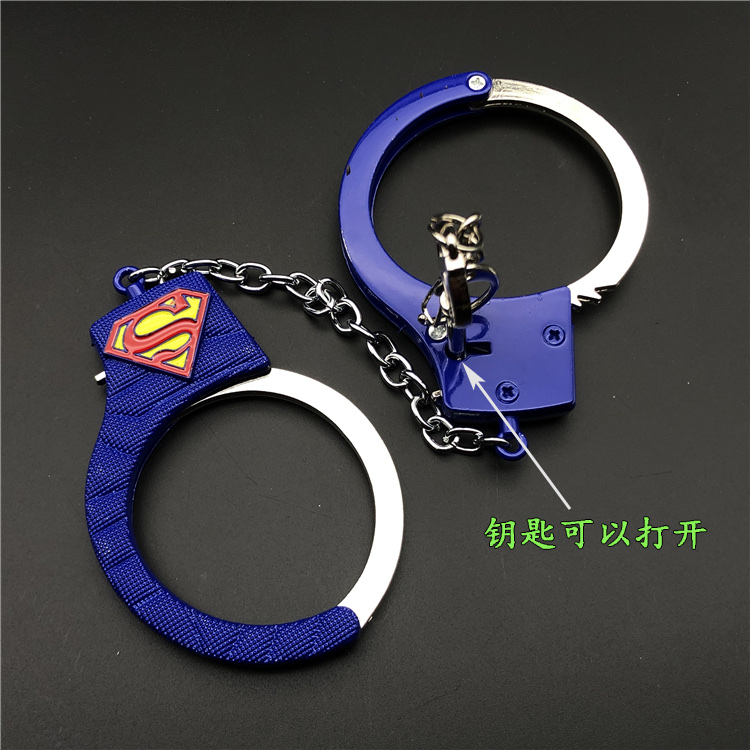New anime and game weapon models, metal anime handcuffs, alloy models, children's toys Application Scenario