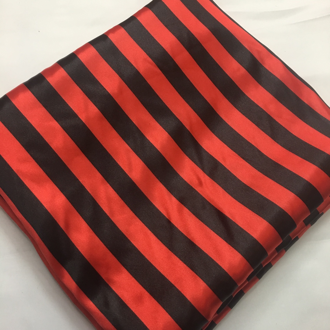 2公分红黑条纹小丑服装色丁印花现货充足