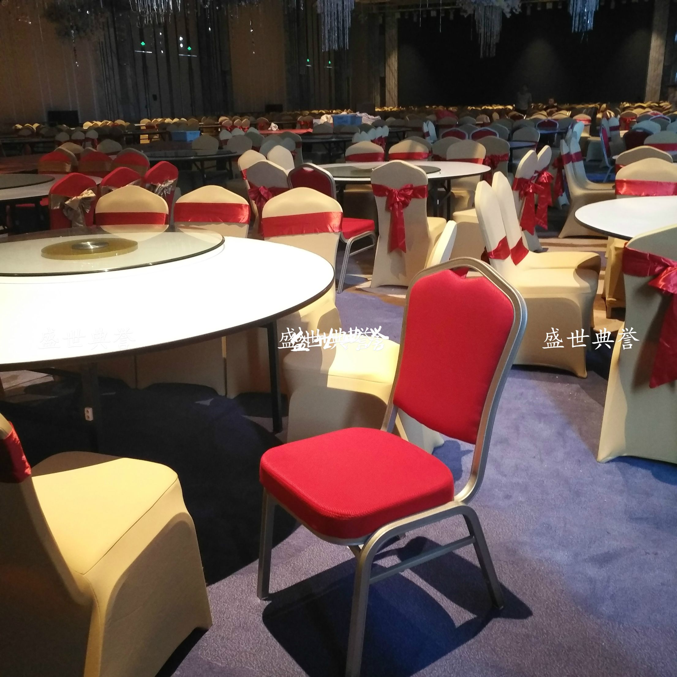 杭州宴会中心铝合金餐椅 五星级酒店婚礼会议宴会椅 饭店酒席桌椅图