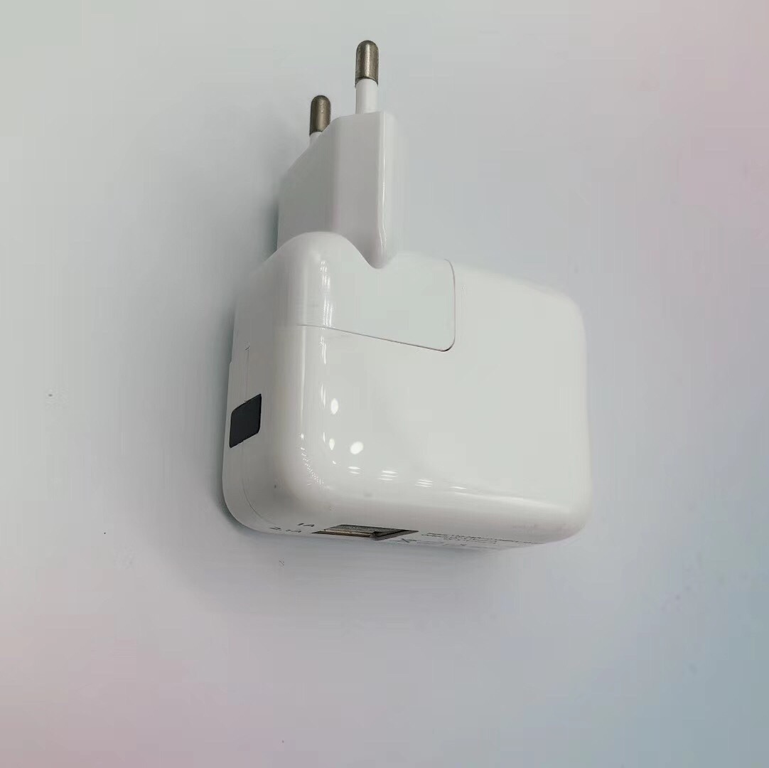充电器1白底实物图