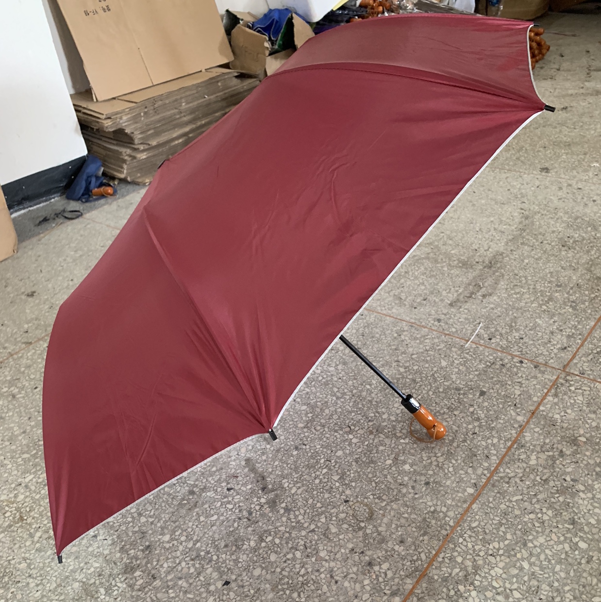 70*8K自动二折高尔夫银胶木头柄伞（酒红色）产品图