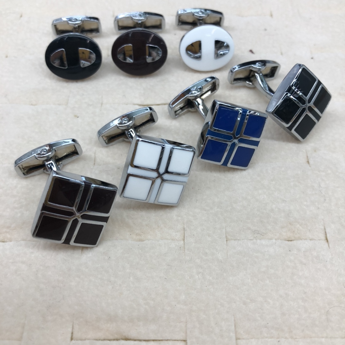 Curved-foot enamel cufflinks