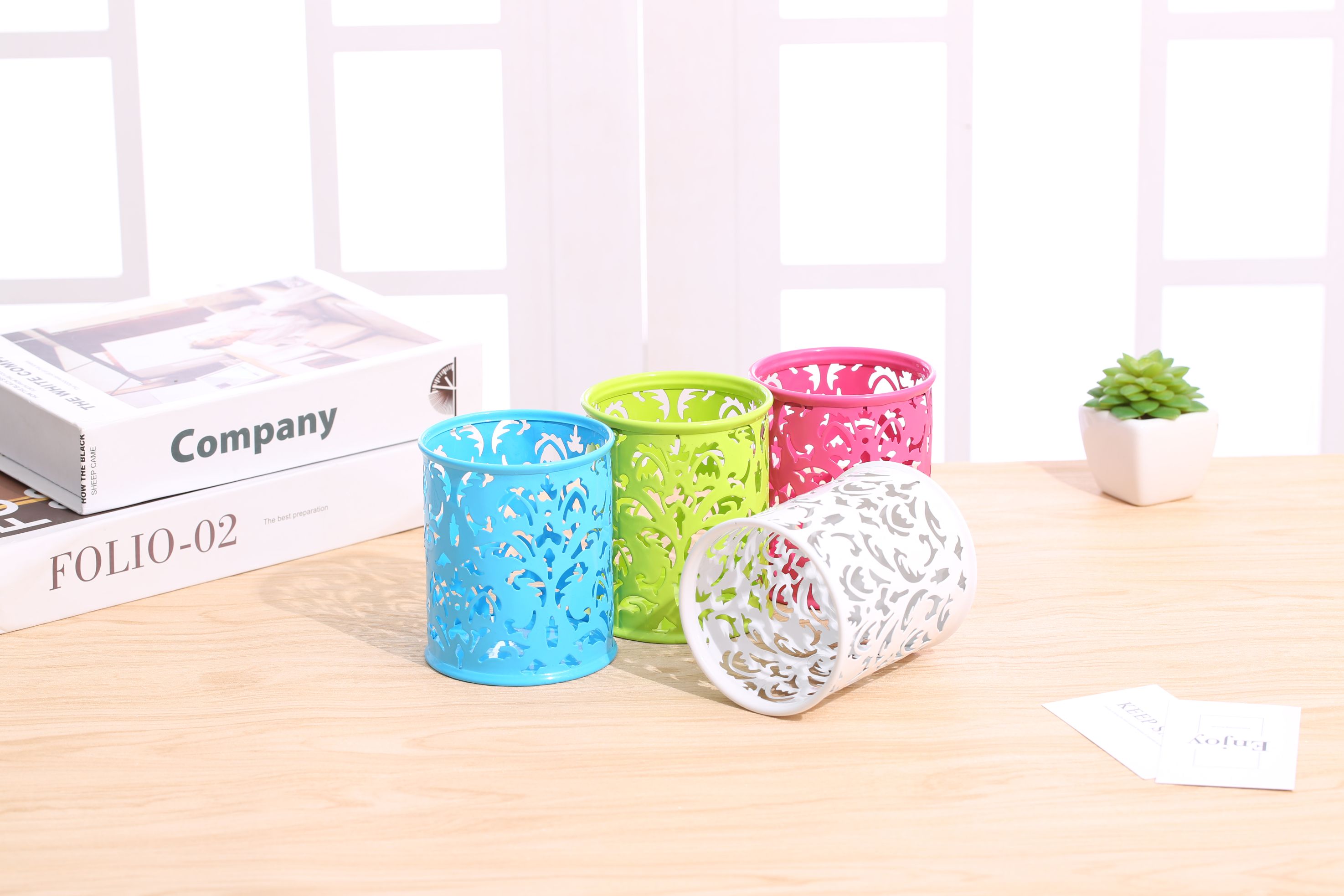 Hollowed-out pen holder creative and fashionable office desktop, iron mesh metal multi-functional European modern simple student storage 2