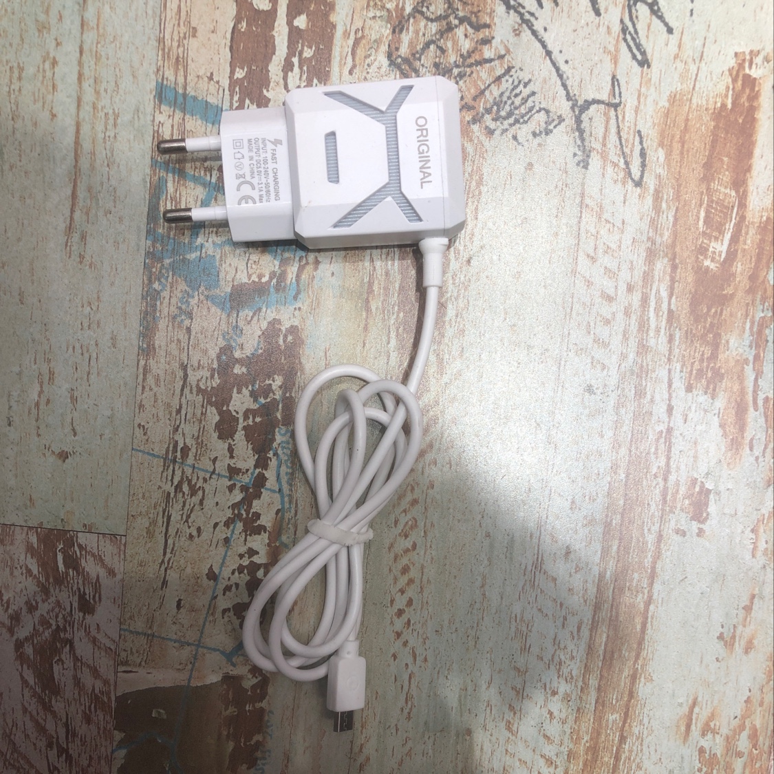 银色条纹插头充