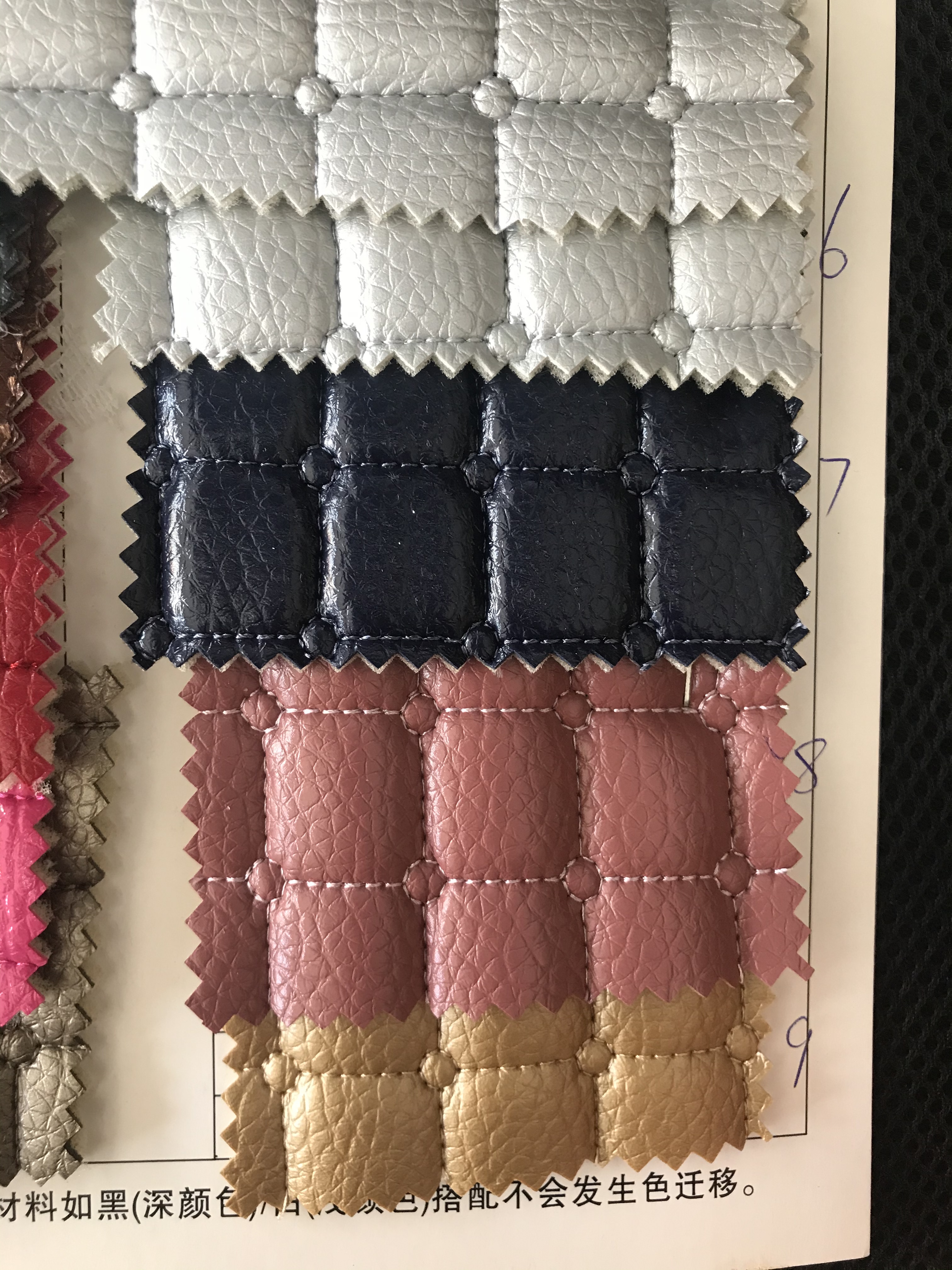 工厂直销0.8厚荔枝纹皮革亮光绣花四方格加圆圈绗缝1.8公分格子纹加小圆圈3公分厚海绵弹力起泡布适用于单拉包双拉包喜庆工艺品沙发椅子家装软硬包细节图