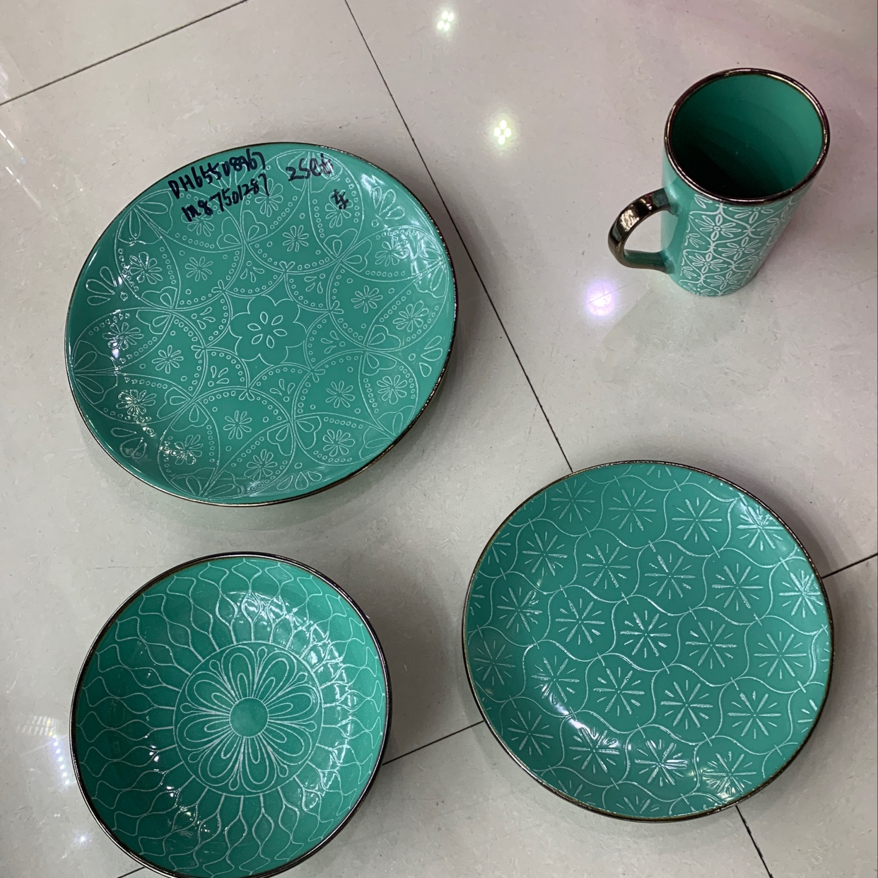 Sixteen pieces of tableware are green Specification image