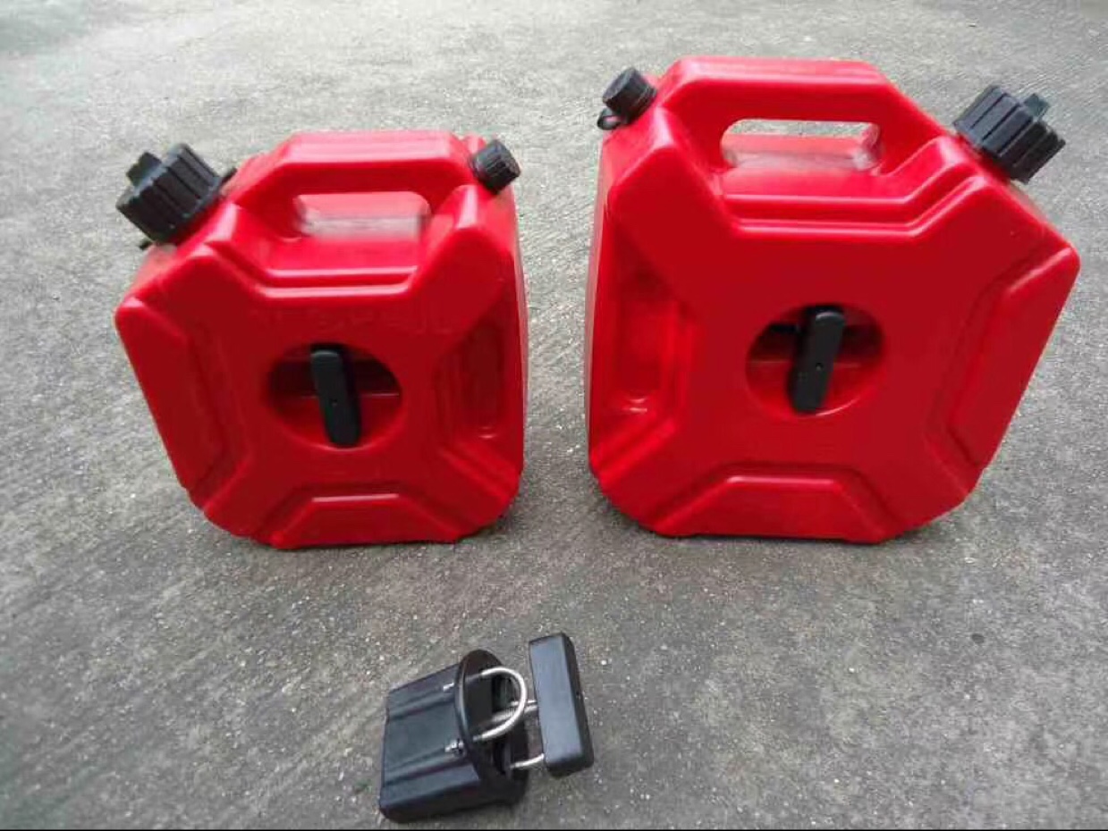 Car plastic oil drum Car motorcycle self-drive portable anti-static gasoline tank escape board Gasoline drum sandproof board diesel drum spare oil storage drum Automotive supplies 10L red