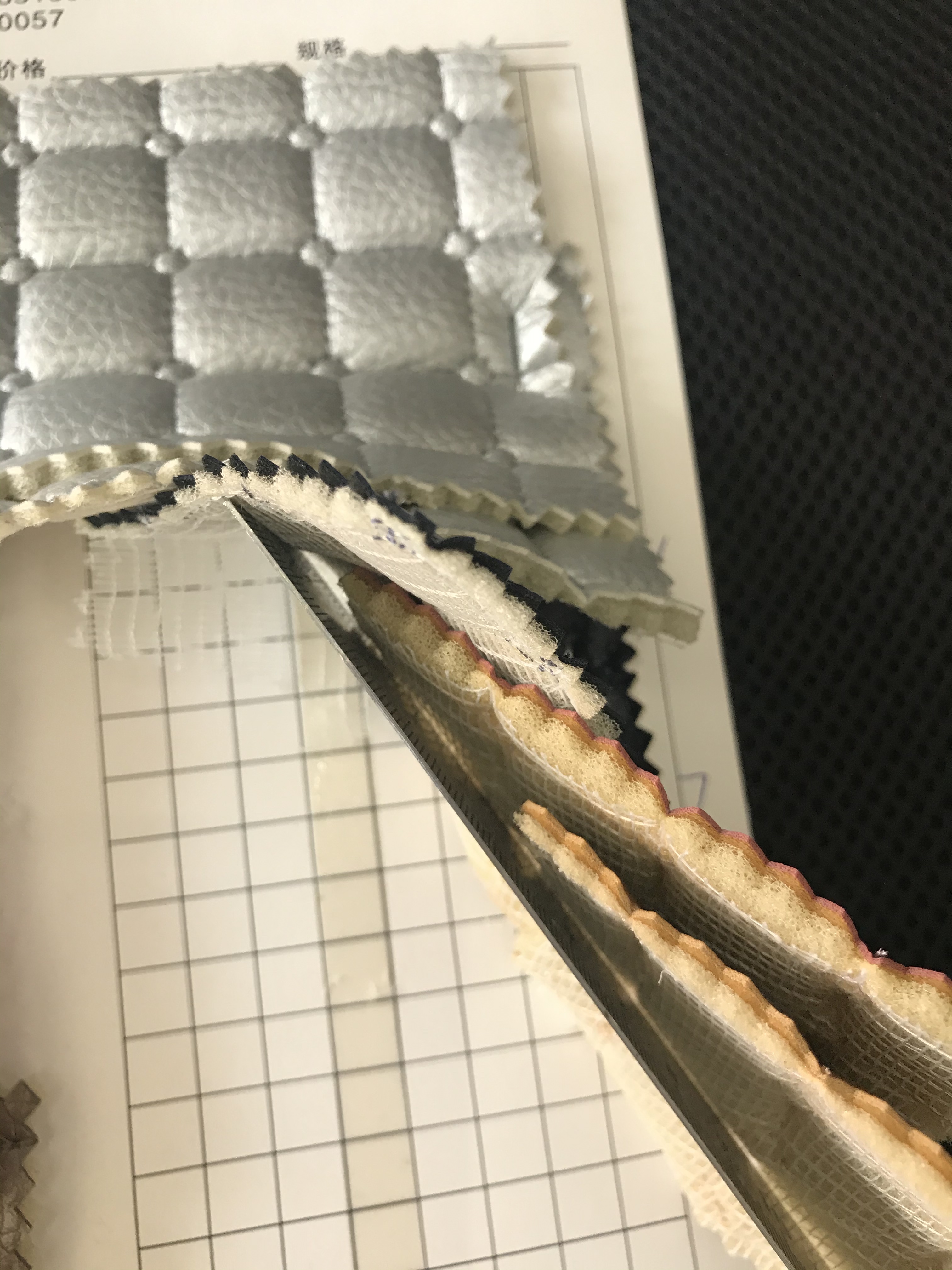 工厂直销0.8厚荔枝纹皮革亮光绣花四方格加圆圈绗缝1.8公分格子纹加小圆圈3公分厚海绵弹力起泡布适用于单拉包双拉包喜庆工艺品沙发椅子家装软硬包详情图6