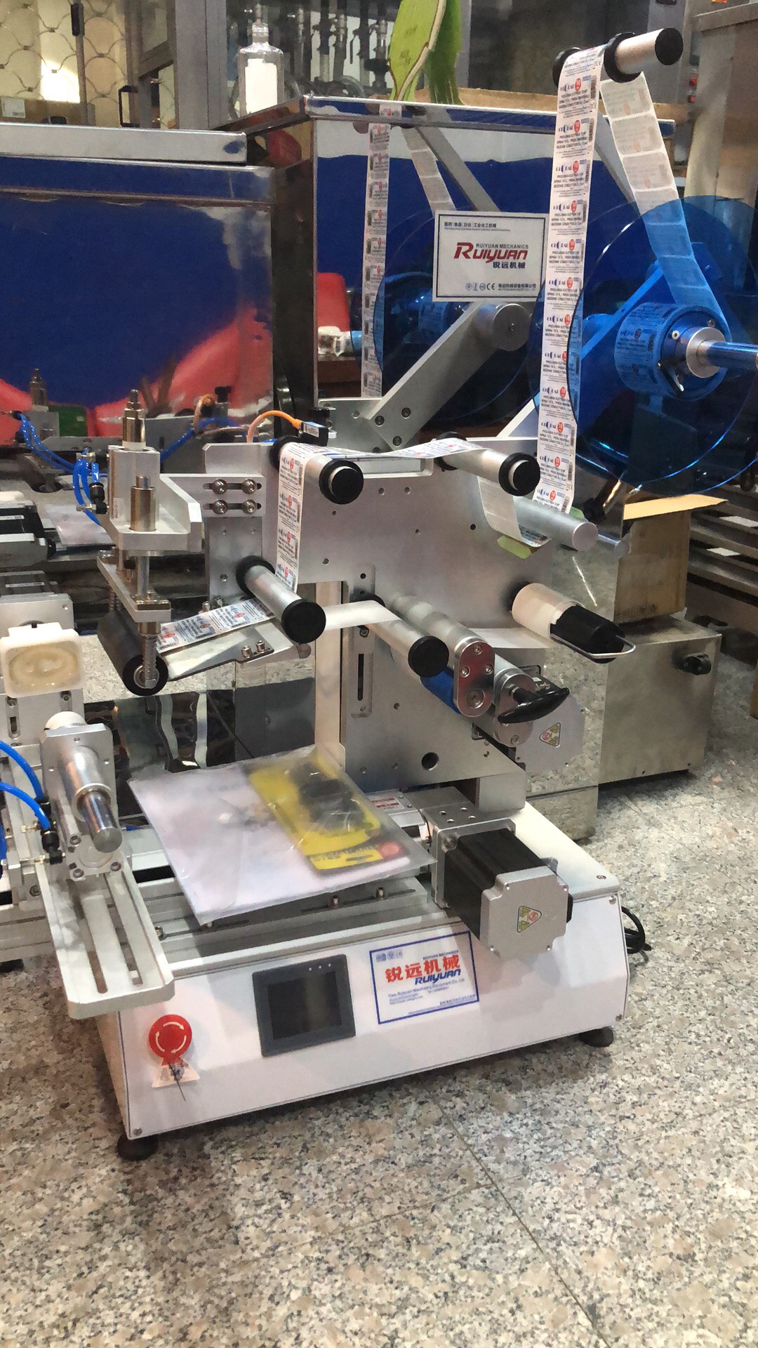 Ruiyuan Machinery Factory sells semi-automatic dual-purpose labeling machines directly and operates with integrity details Picture