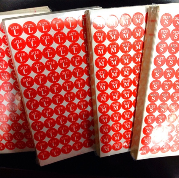 不干胶 尺码贴 大小码贴纸 服装通用PVC不干胶 红底白字
