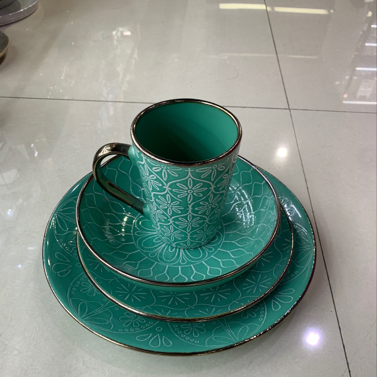 Sixteen pieces of tableware are green