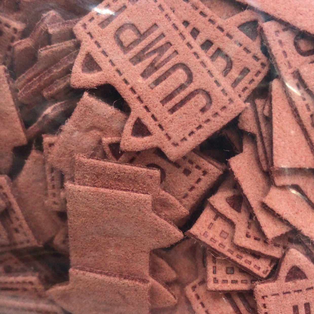 工厂直销压花皮标，凹凸纹理皮标 ，来样定做各种造型。