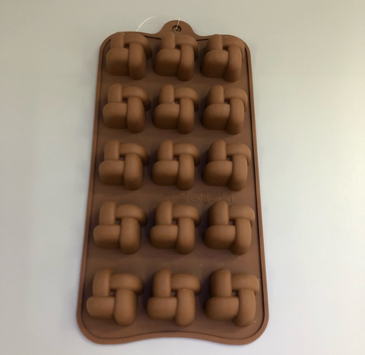 Silicone chocolate cake mold (knot) thumbnail