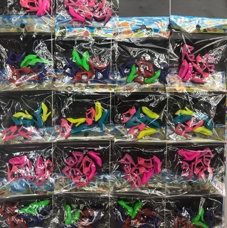 Street vendors supply children's toys to wear barbie shoes, retail sales of 55 cents into the glass shoes