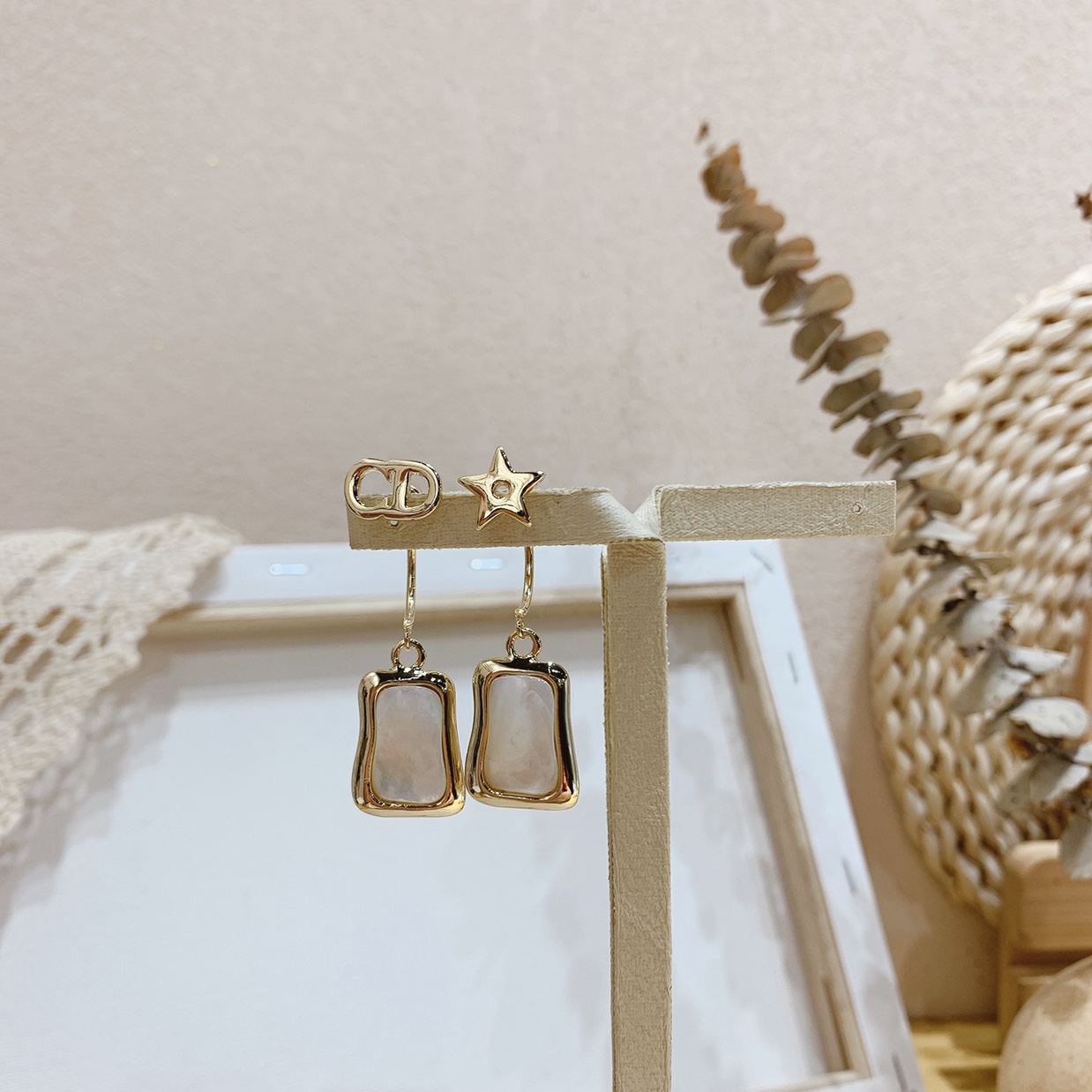Aretes con dos bolsas en la versión coreana de mabe, AB