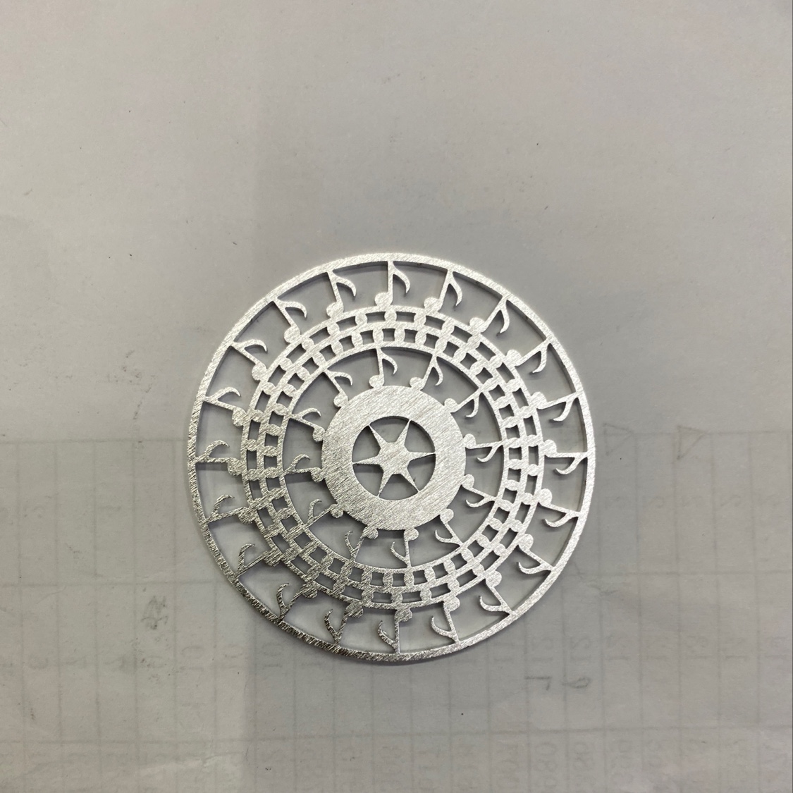 1.5铝片装饰件饰品配件切割氧化细节图