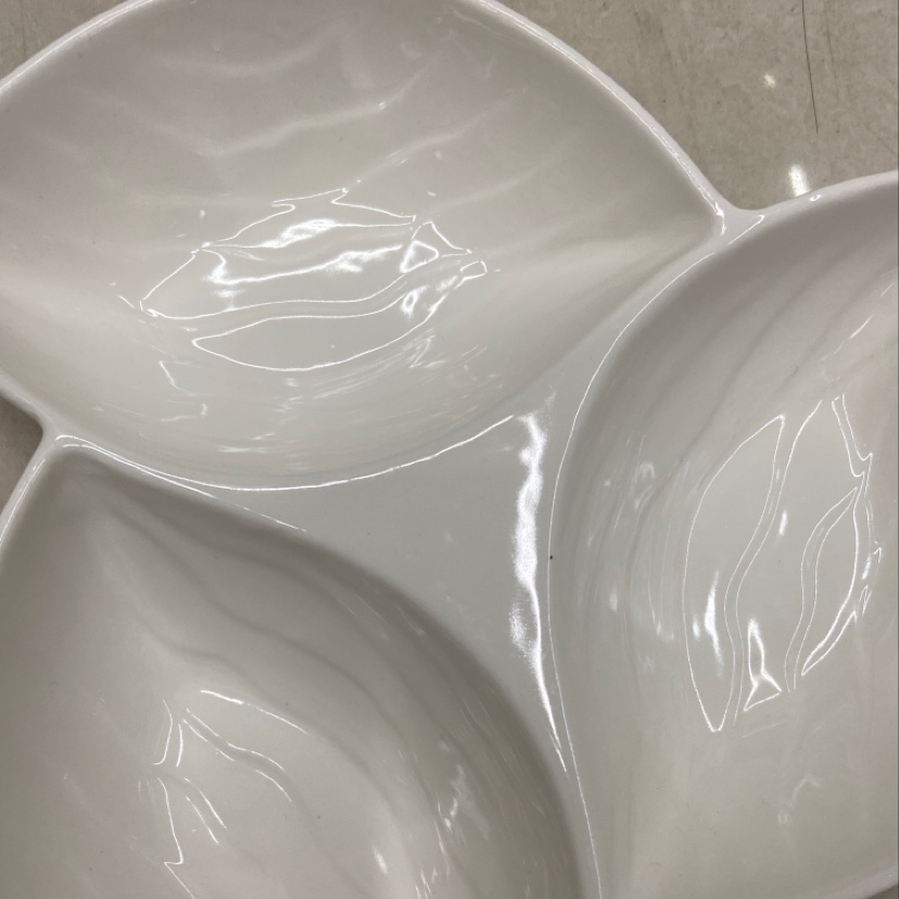 The pure white ceramic dinner plate with a simple design is available in multiple sizes and styles Specification image