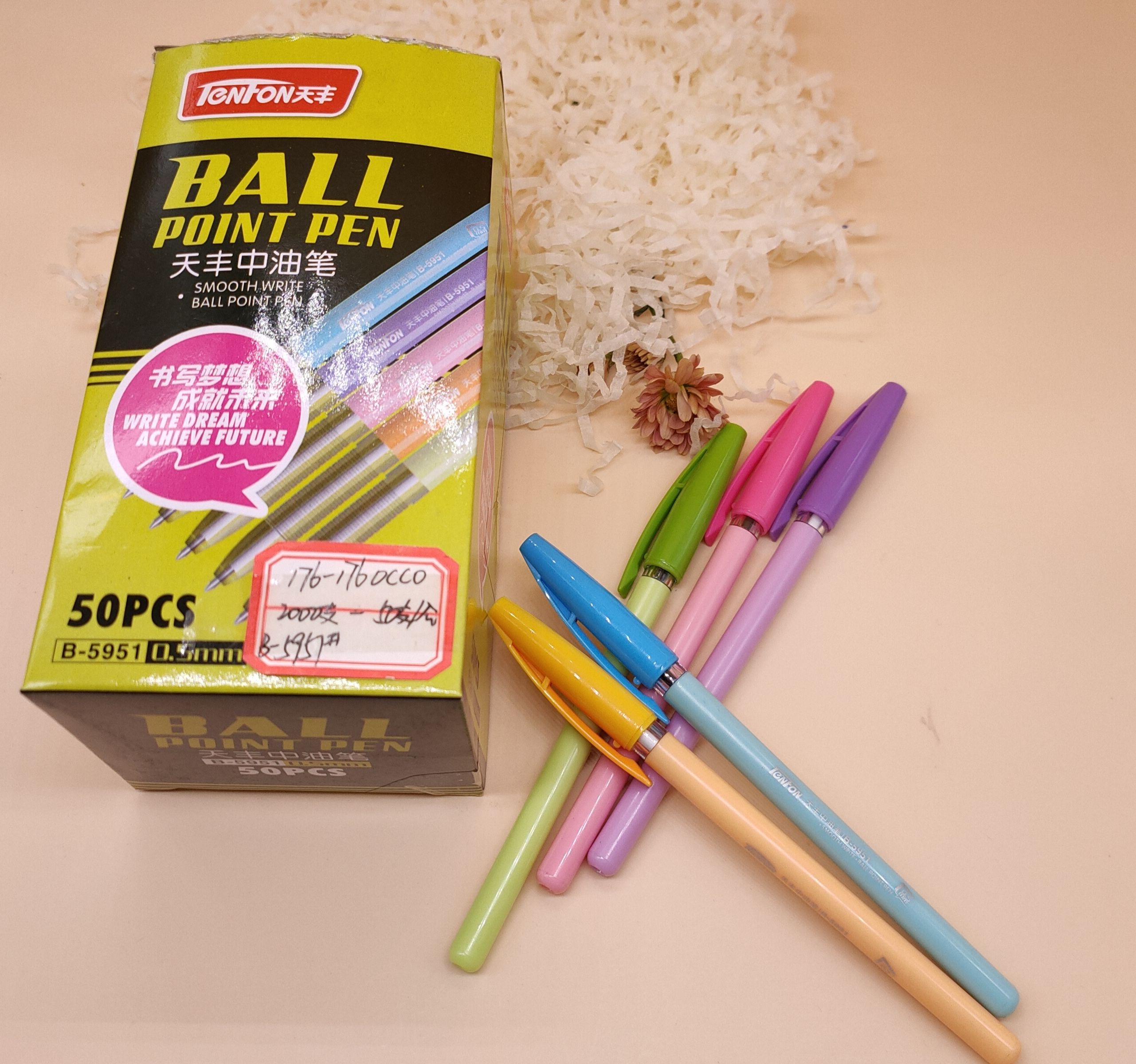Cap - type ballpoint pen non - slip hand rod oil pen multi - color pen full figure