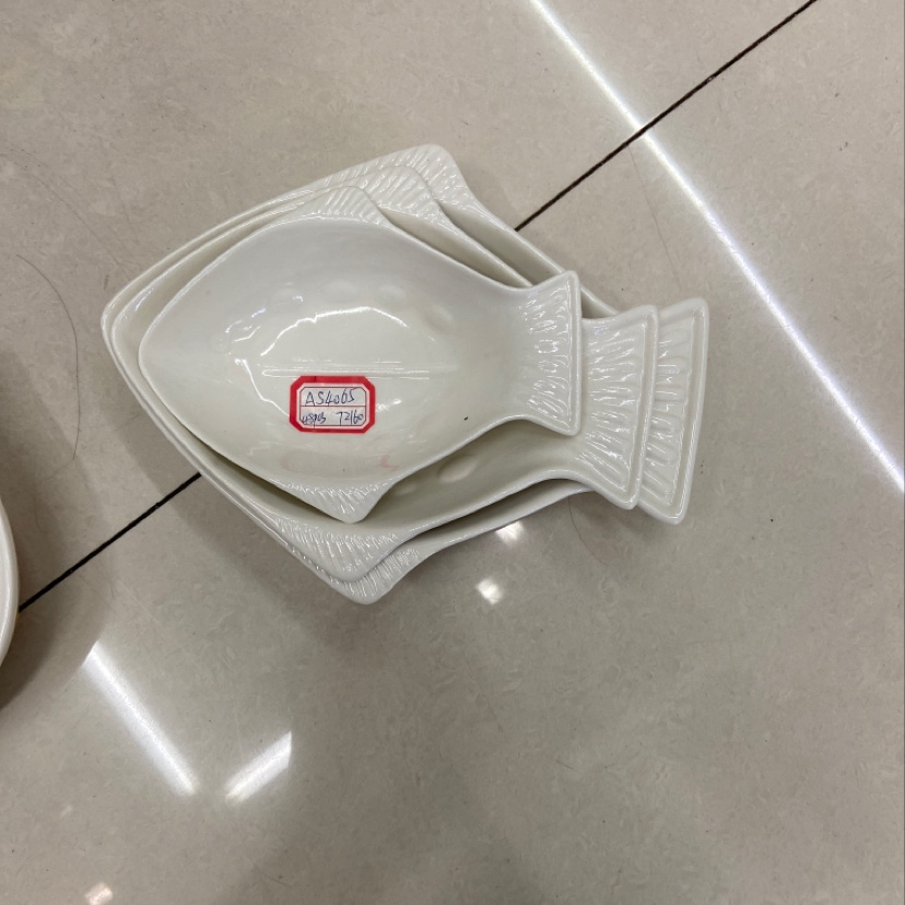 Fish-shaped pure white ceramic dinner plates in a simple style are available in multiple sizes and styles