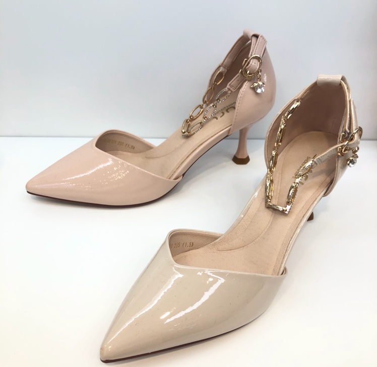 巨日性感猫跟一字扣带女高跟鞋2020春新款水钻细跟尖头单鞋中空伴娘鞋