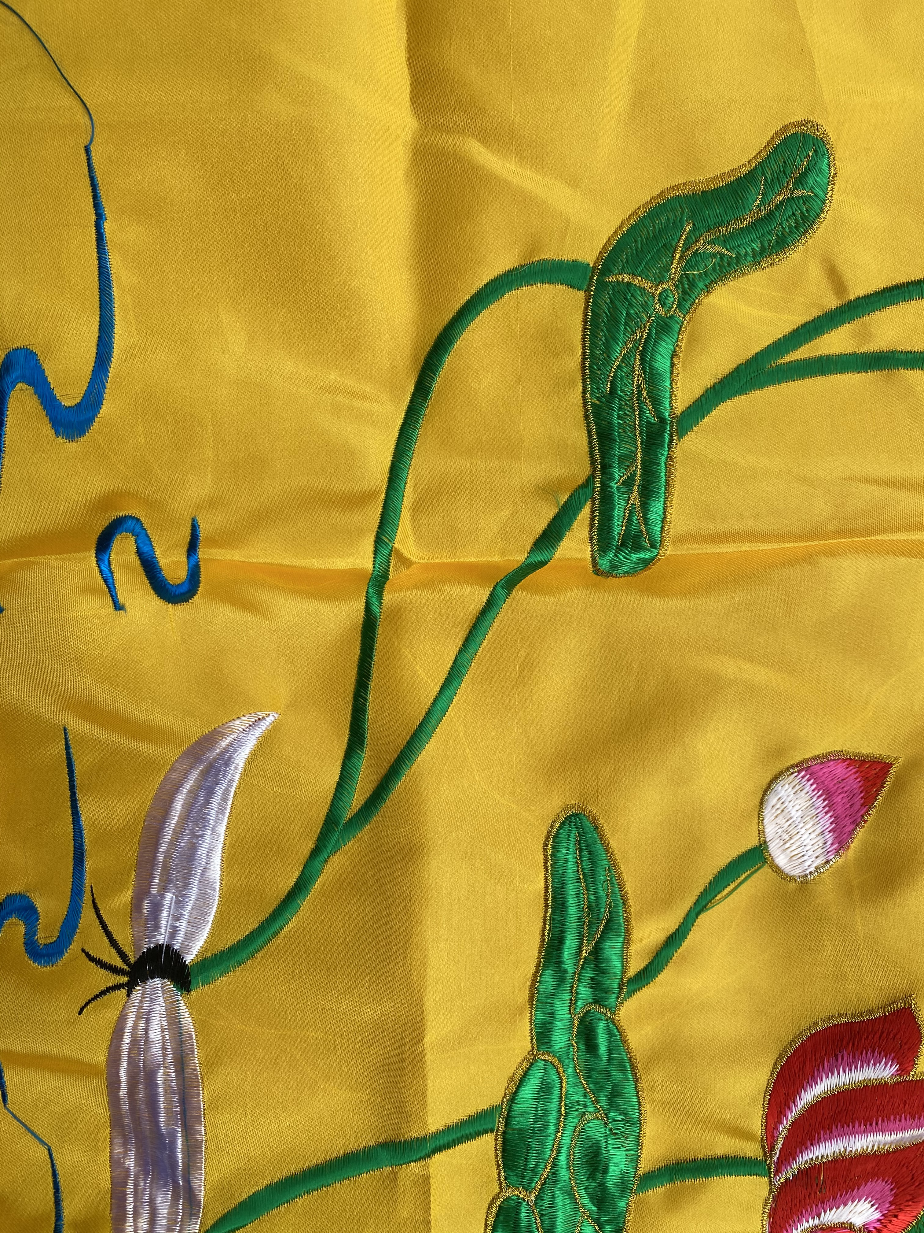 Lotus flowers around the table Item Picture