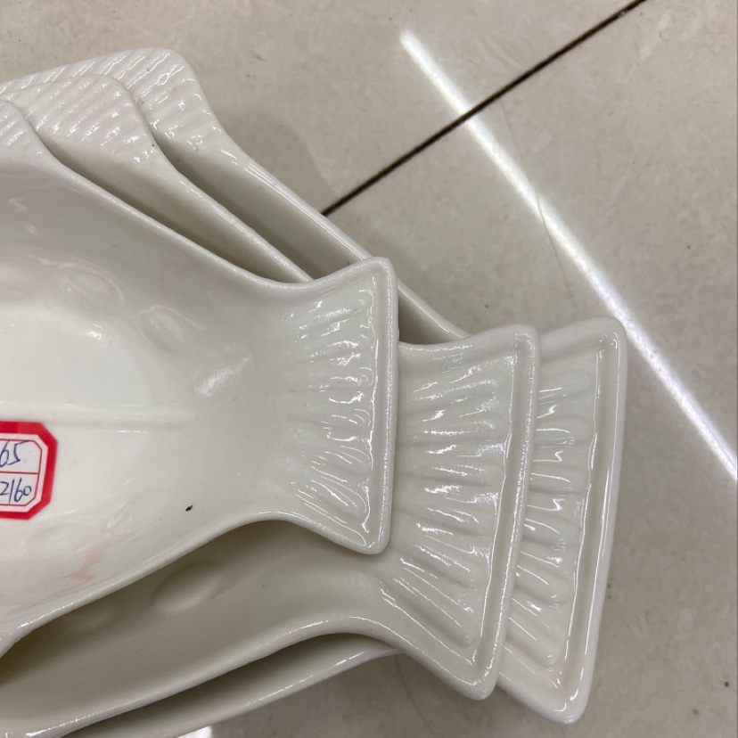 Fish-shaped pure white ceramic dinner plates in a simple style are available in multiple sizes and styles Specification image
