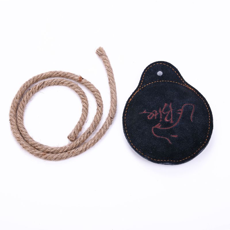 A pure cowhide toy frisbee for dogs that is resistant to biting details Picture