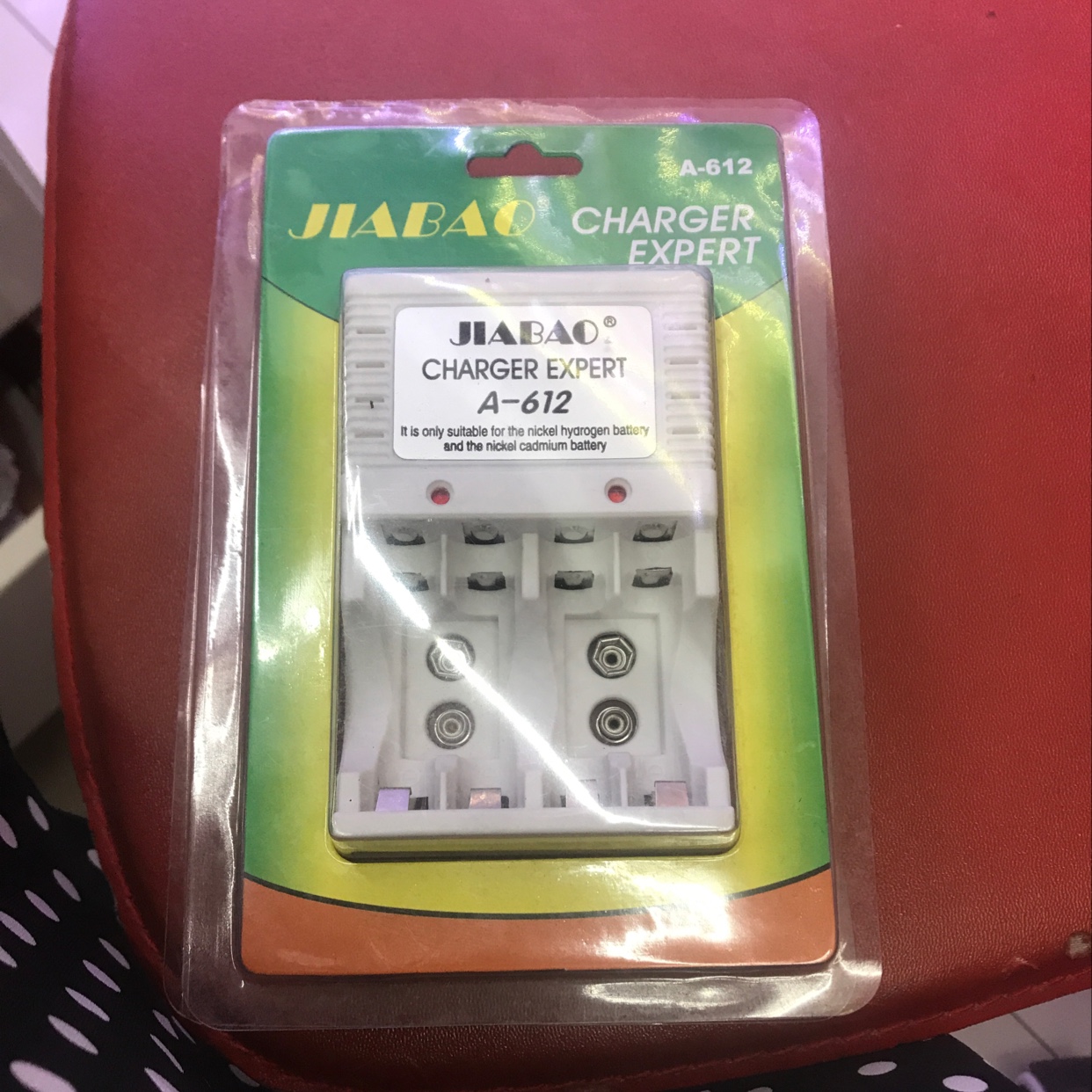 JB-612充电器，可充AA，AAA和9V的1.2V电池，电池只配，圆扁的插头，110，220，都有，用放便简捷