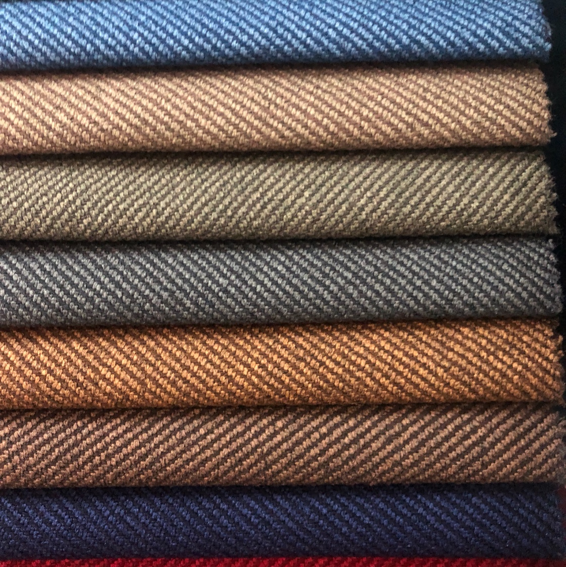 The factory wholesales and sells coarse linen and sand release engineering fabric, chair fabric, soft package fabric, hat fabric, clothes fabric, accessories, etc