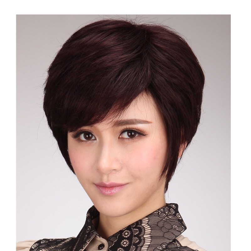 Short, side-swept bangs details Picture