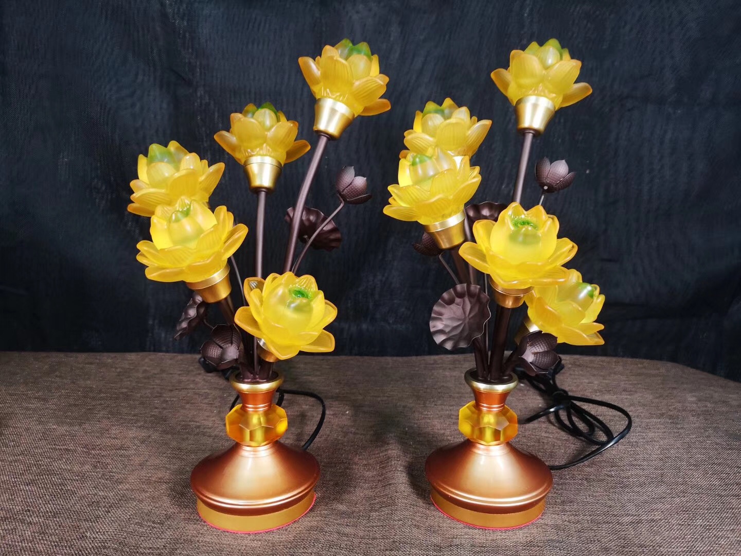 The ancient method of offering lamps in front of the Buddha, the household lotus lamp, the long-lasting lamp, the five-grade glass lotus lamp, and the seven-color changing light undefined