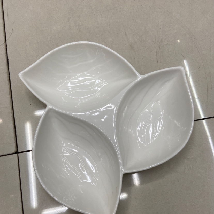 The pure white ceramic dinner plate with a simple design is available in multiple sizes and styles details Picture