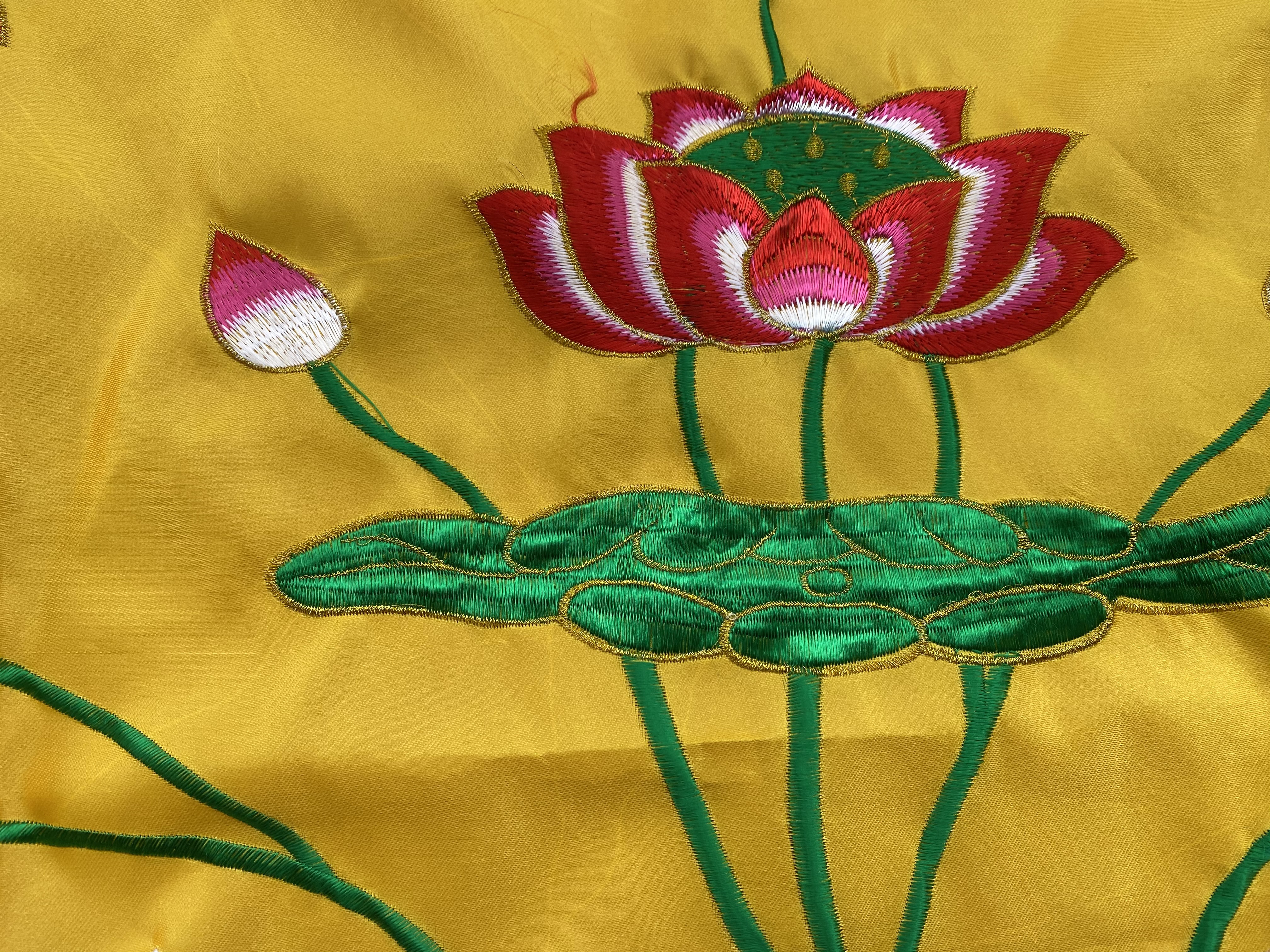 Lotus flowers around the table Specification image