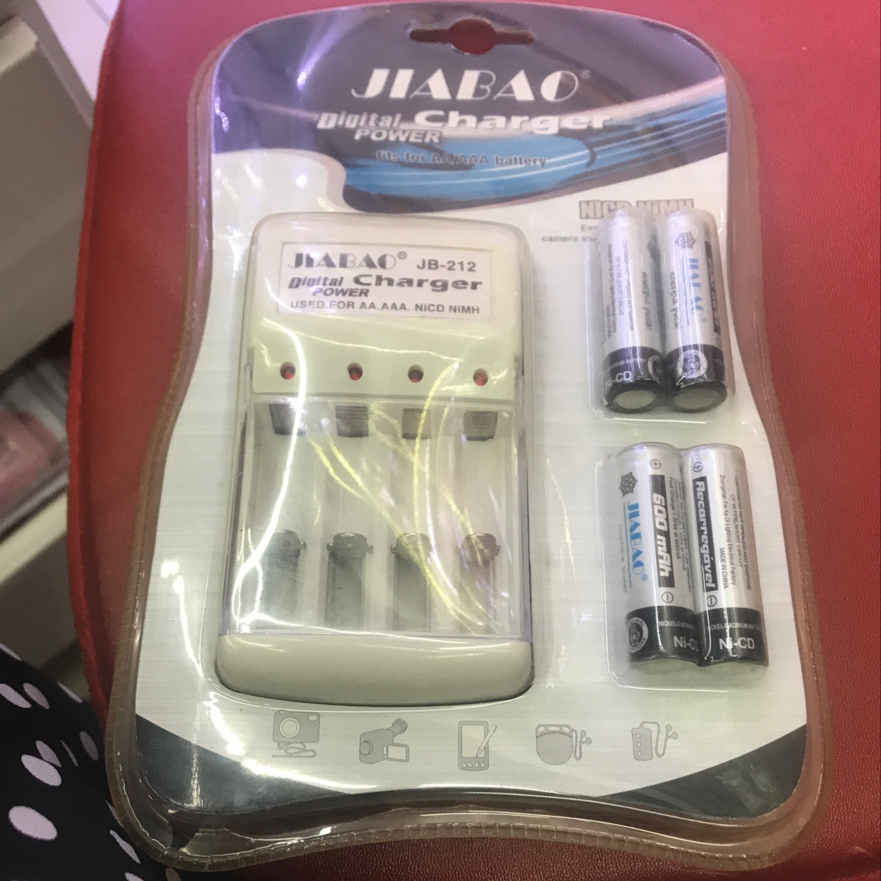 This is a 212 charger with AA and AAA on the body, 4 Recommissioning each, 1.2V. 60 pieces per piece. We have to insert and round insert, 110 to 220V thumbnail