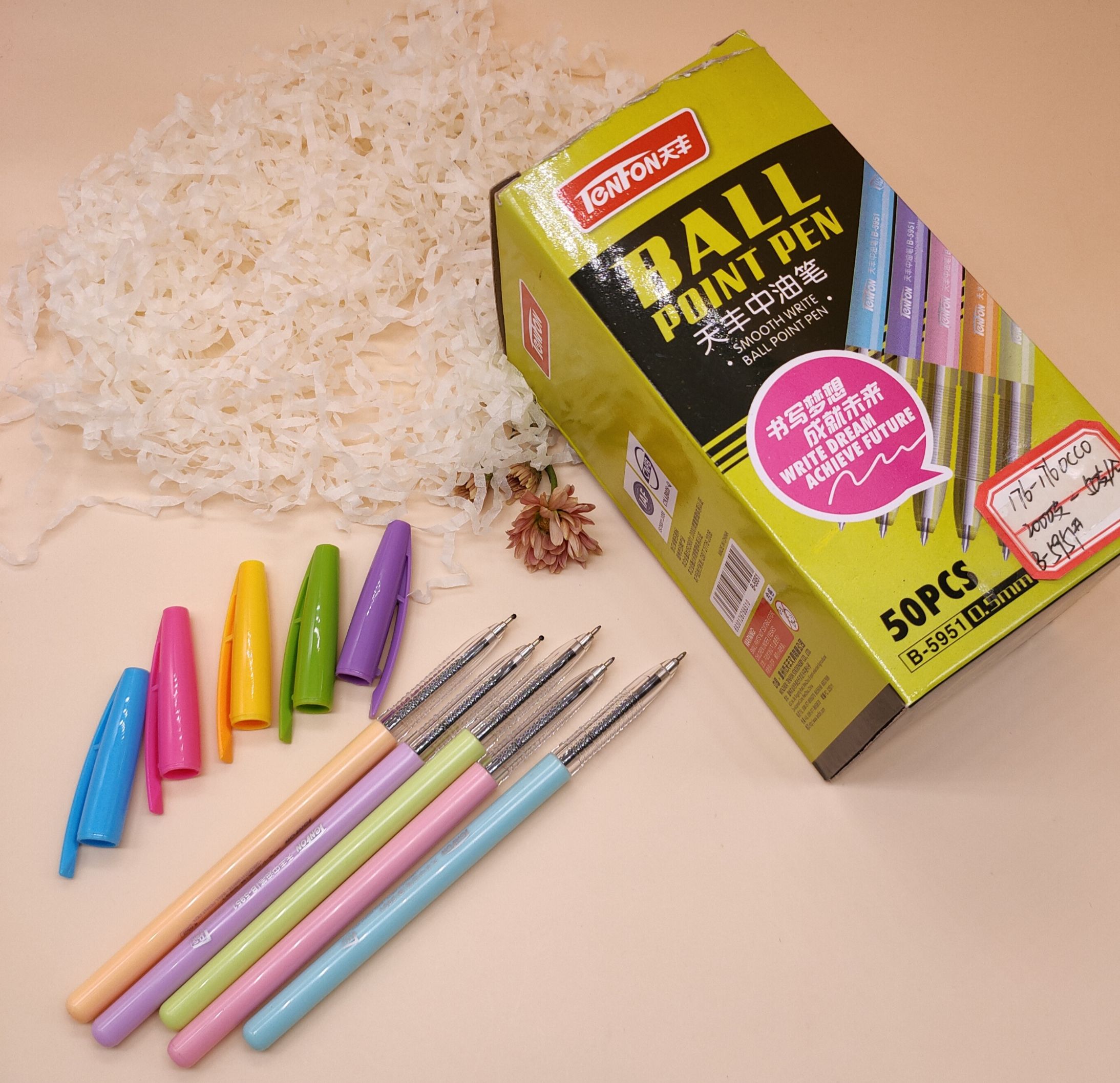 Cap - type ballpoint pen non - slip hand rod oil pen multi - color pen details Picture