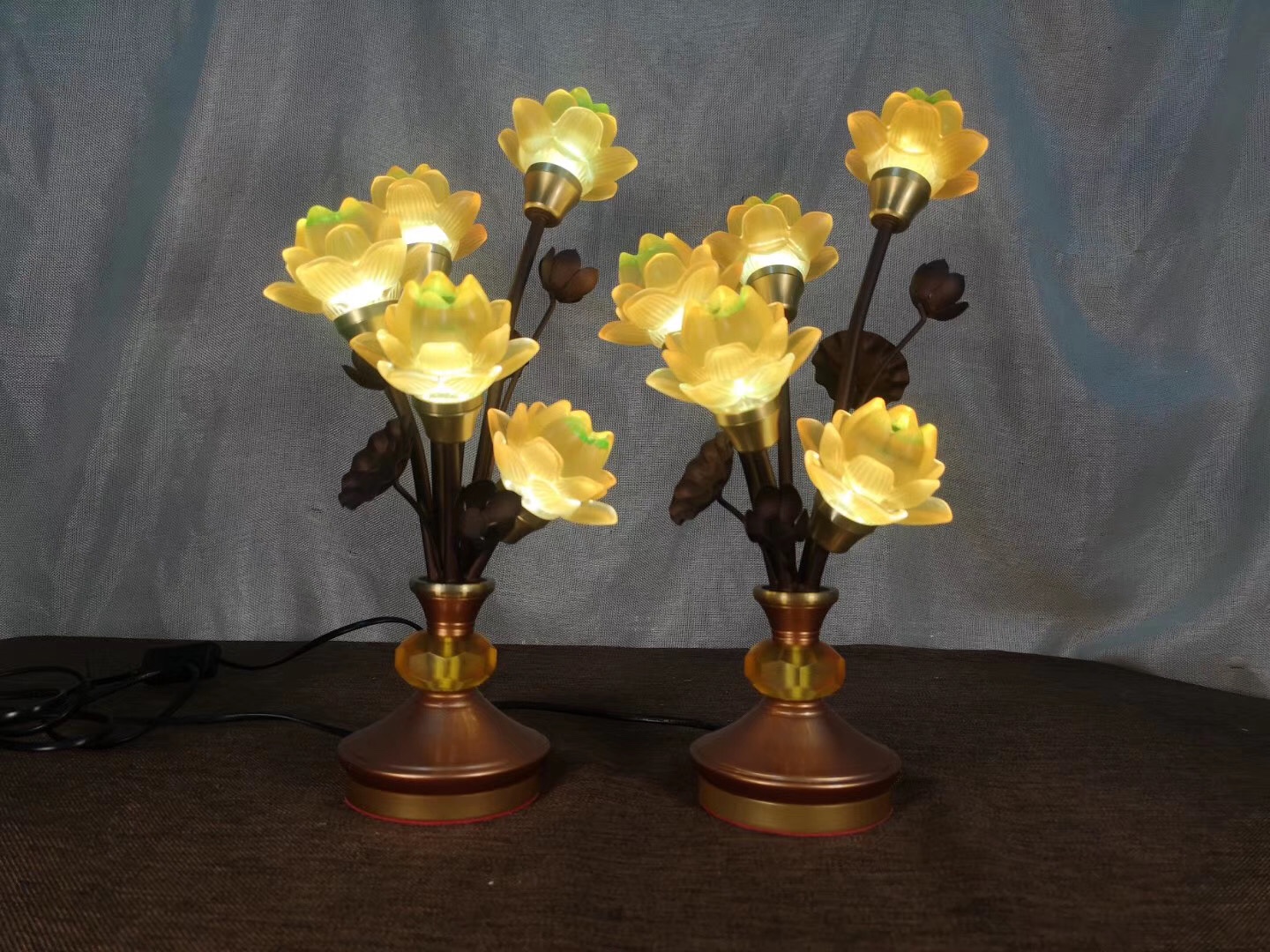 The ancient method of offering lamps in front of the Buddha, the household lotus lamp, the long-lasting lamp, the five-grade glass lotus lamp, and the seven-color changing light undefined