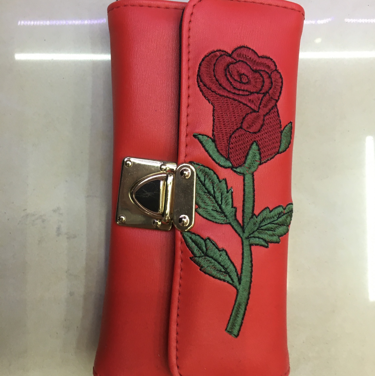 新款绣玫瑰花两折包图