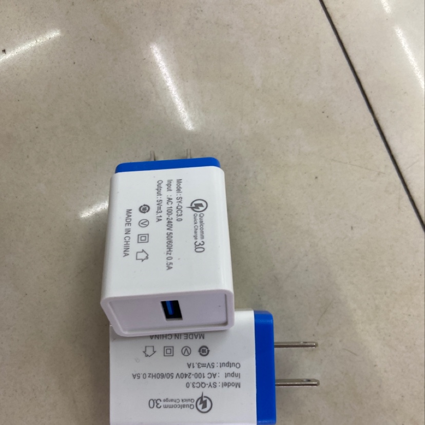 手机充电器实物图