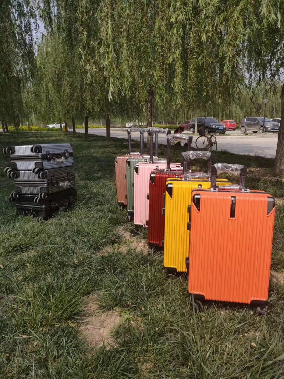 Pc铝框拉杆箱白底实物图