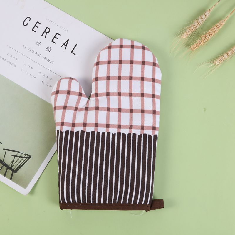 Manufacturers Direct Microwave Oven Gloves All Cotton Twill Japanese Small Plaid Stripes Polka Dot Splicing Gloves Application Scenario